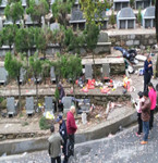 杭州公墓内豪车横冲直撞至4人身亡 现场惨烈