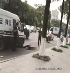 持砖追砸运钞车 押运员开枪射击