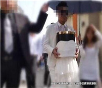 男子替去世的女友照顾其父母多年，老人因车祸去世后男子获赔