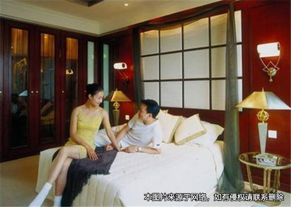 情侣开房后女方发现自己怀孕，向男方索赔却被男方反诉侵权